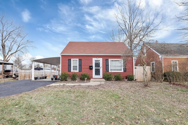 view of front of home with a carport and a front lawn