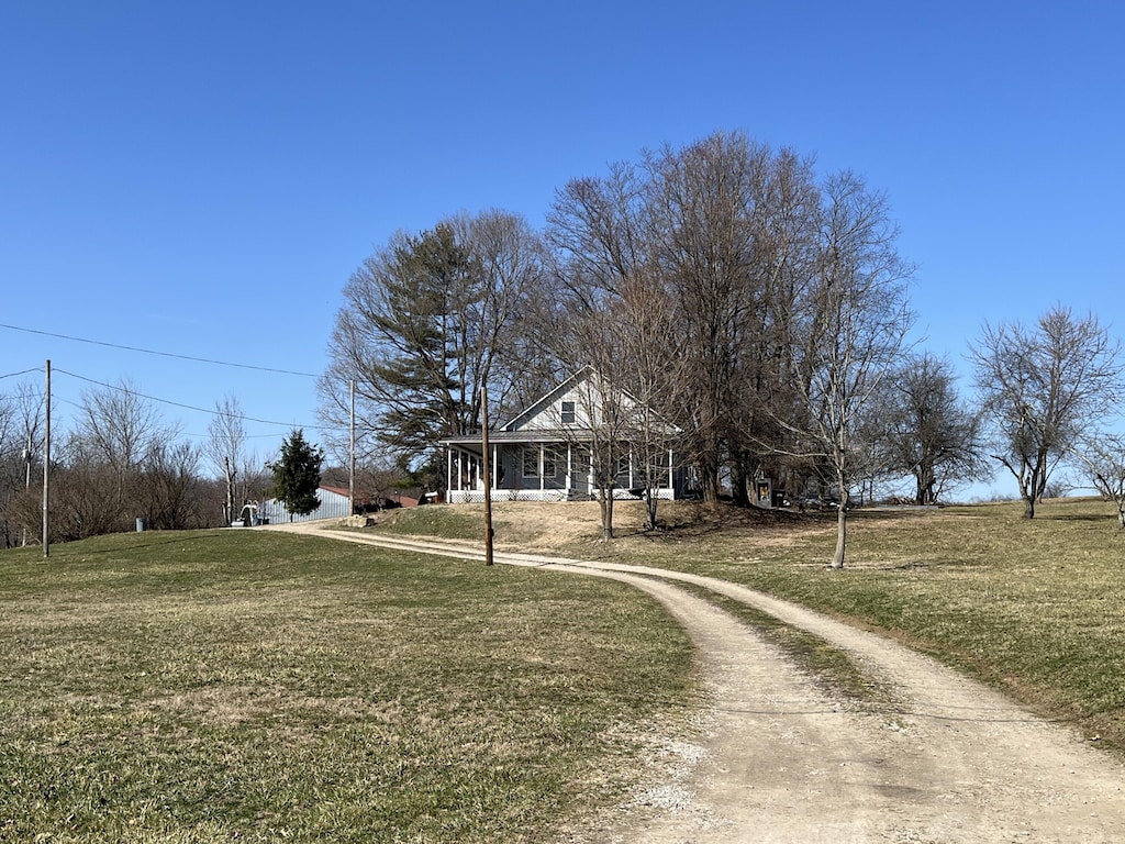 view of front facade featuring driveway and a front yard