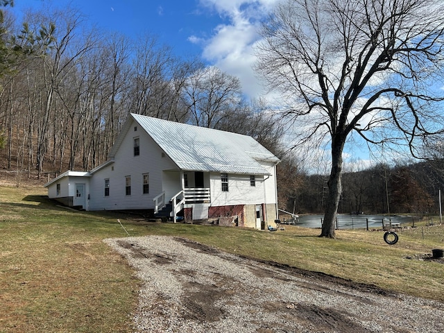 view of front of property with a front yard