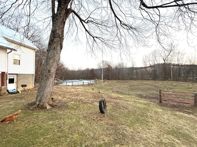 view of yard with a swimming pool