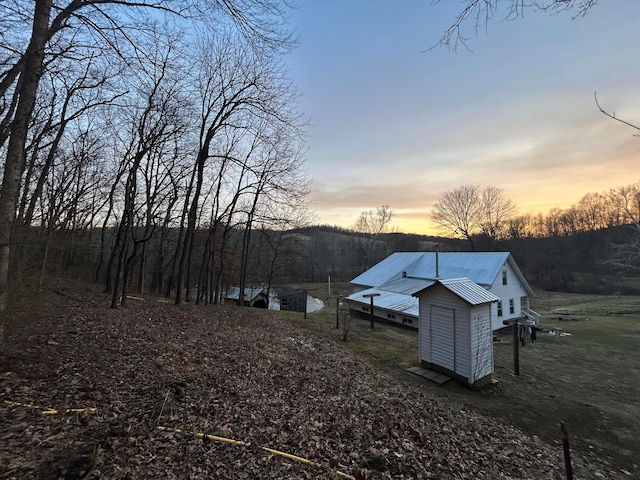 view of yard at dusk