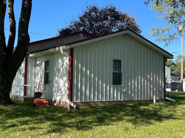 view of side of property featuring a yard