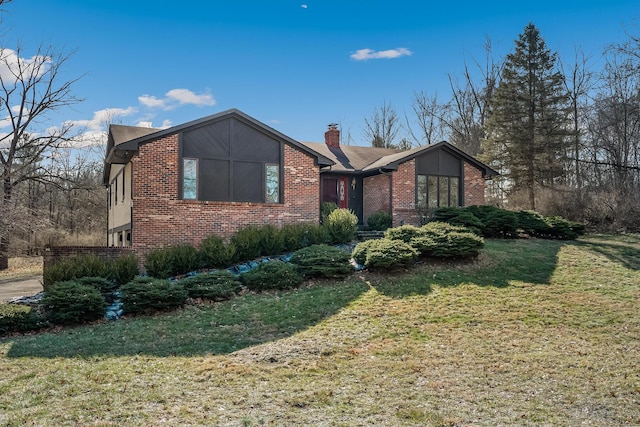 view of front of home featuring a front lawn