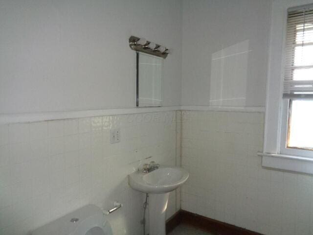 bathroom featuring tile walls