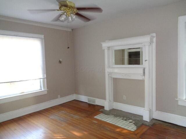 unfurnished room with dark wood-type flooring and ceiling fan