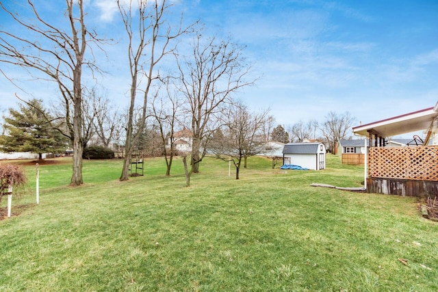 view of yard featuring a shed