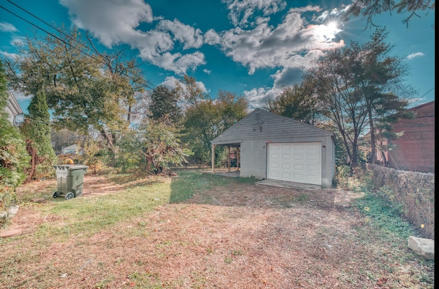 view of yard featuring a detached garage and an outdoor structure