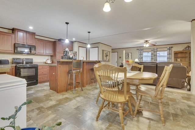 dining room with ceiling fan