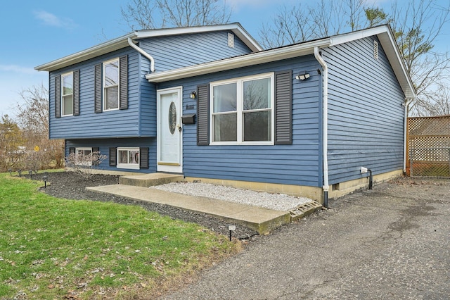 view of front facade with a front yard