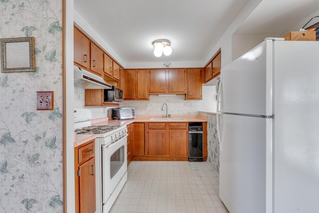 kitchen with sink, white appliances, and decorative backsplash