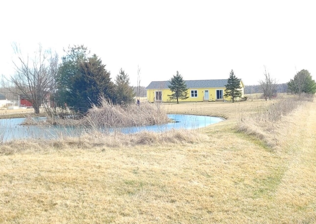 view of swimming pool with a yard