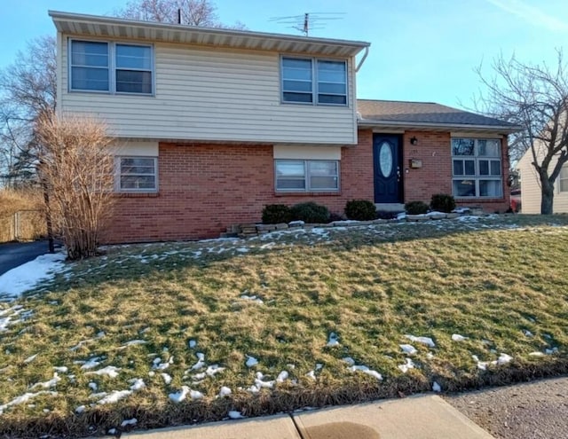 view of front of house featuring a front lawn