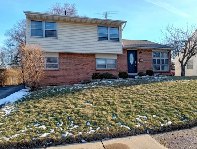 view of front facade featuring a front lawn