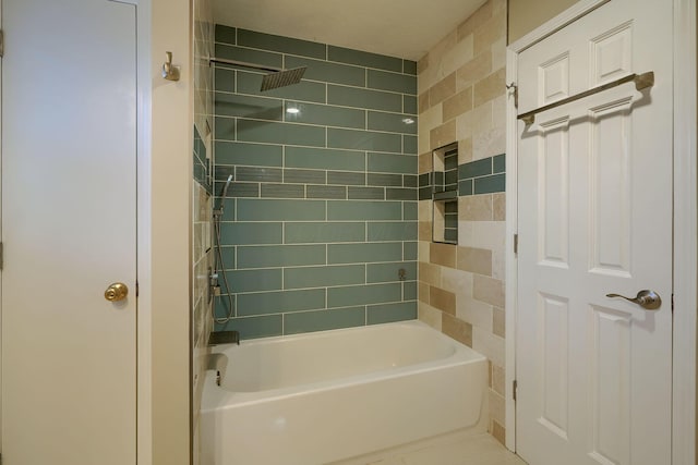 bathroom with tiled shower / bath