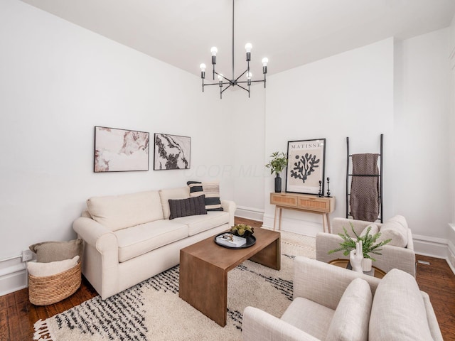 living room featuring an inviting chandelier and hardwood / wood-style floors