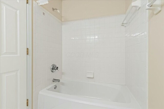 bathroom with tiled shower / bath combo