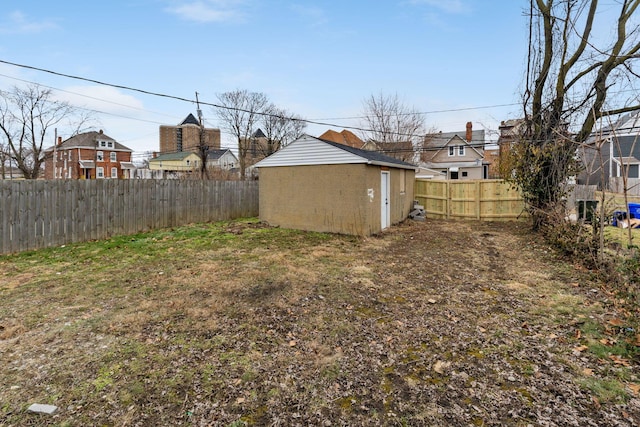 view of yard featuring a storage unit