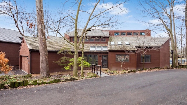 view of front facade with a garage