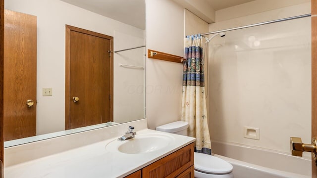 full bathroom featuring shower / tub combo with curtain, vanity, and toilet