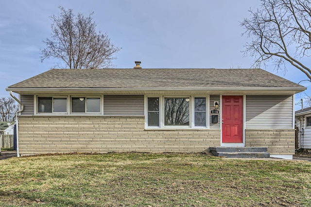 view of front of property featuring a front lawn