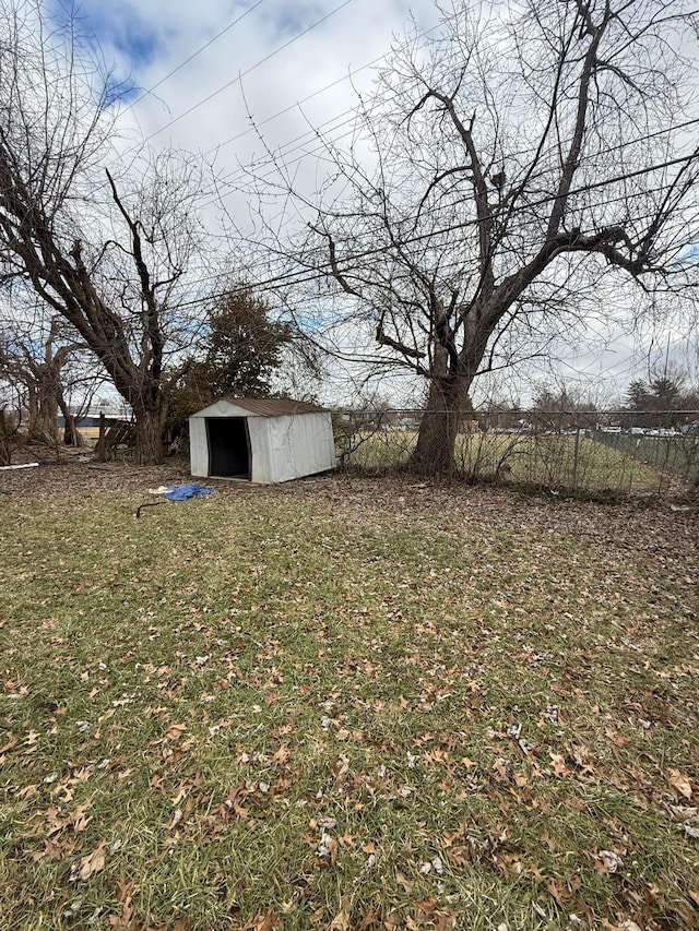 view of yard featuring a storage shed