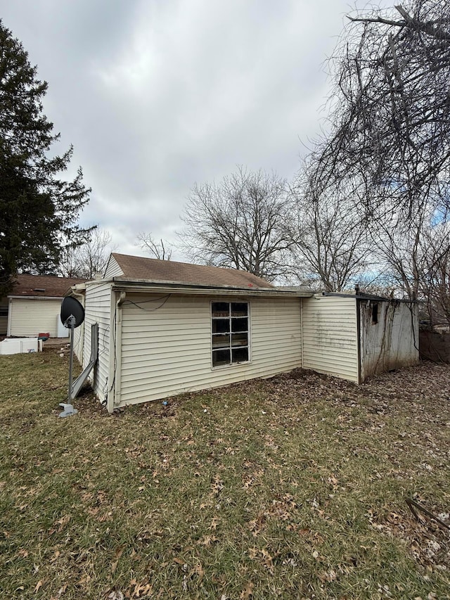 back of house featuring a yard