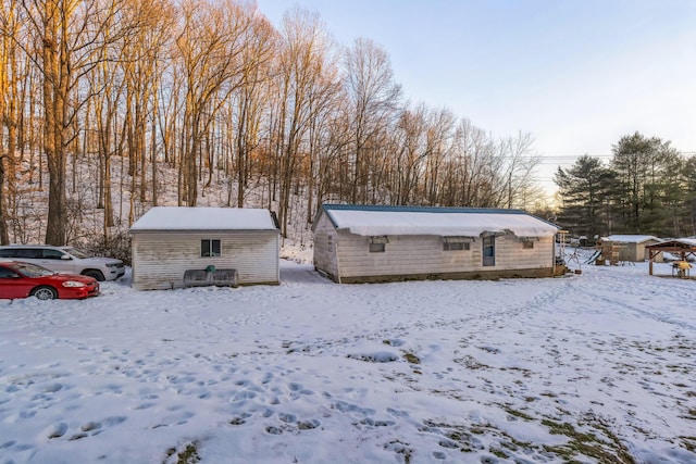 view of front of property with an outbuilding