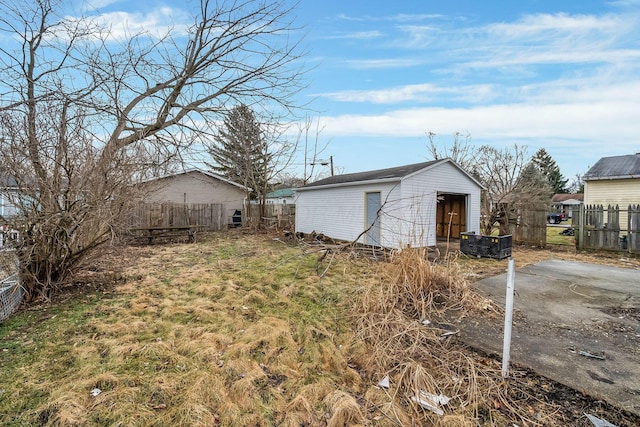 view of yard with a garage and an outdoor structure