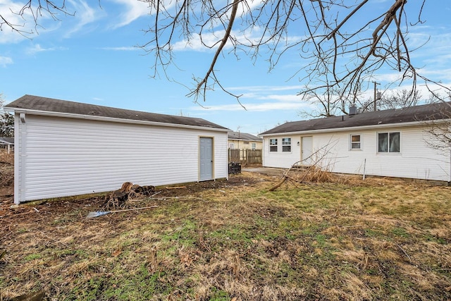 back of house featuring a lawn