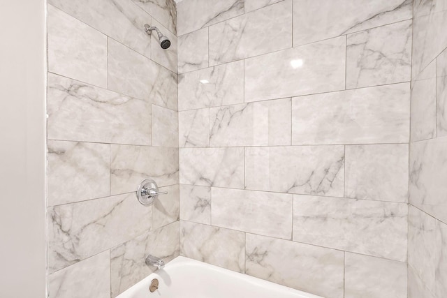 bathroom with tiled shower / bath