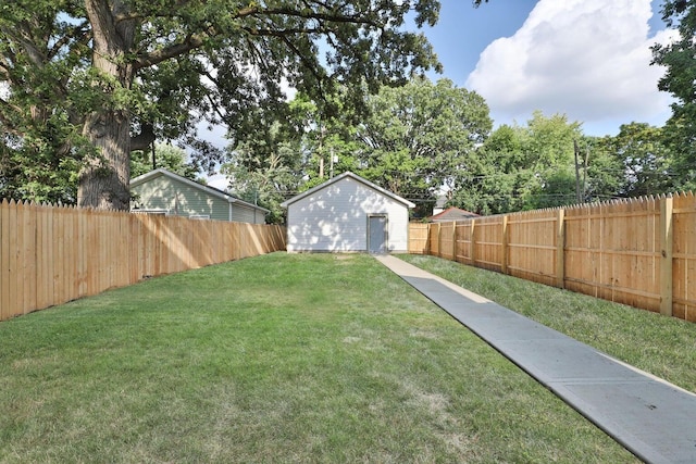 view of yard with an outdoor structure