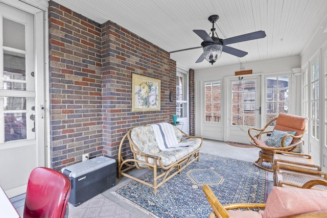 sunroom with ceiling fan