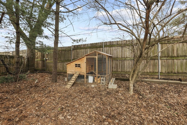 view of yard with an outdoor structure