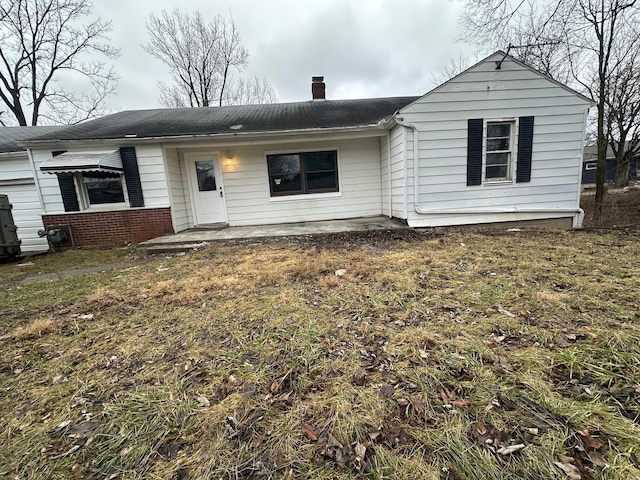 view of front of house with a front lawn