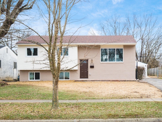 split foyer home featuring a front lawn