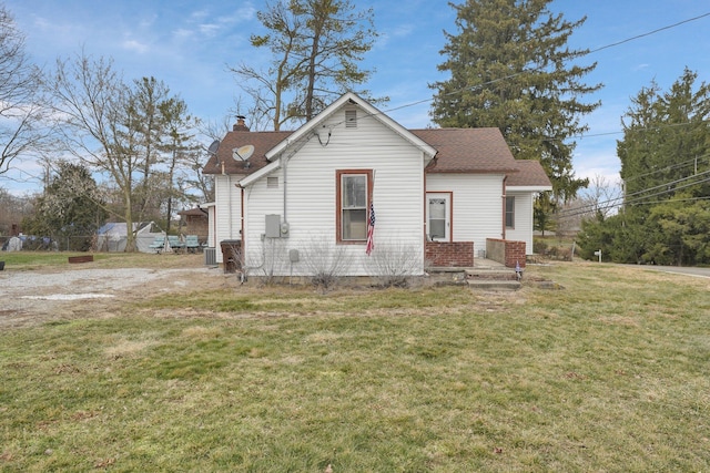 view of front facade featuring a front yard