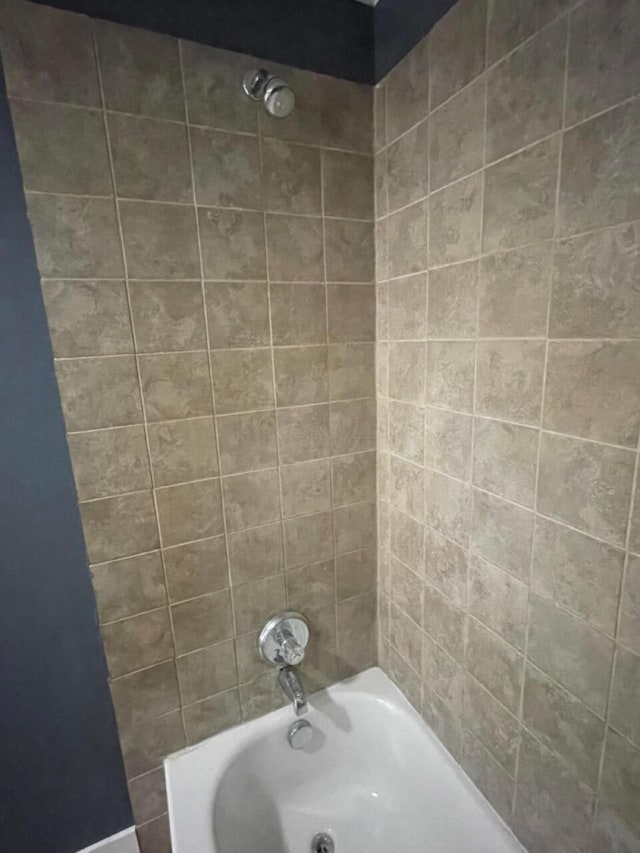 bathroom featuring tiled shower / bath combo