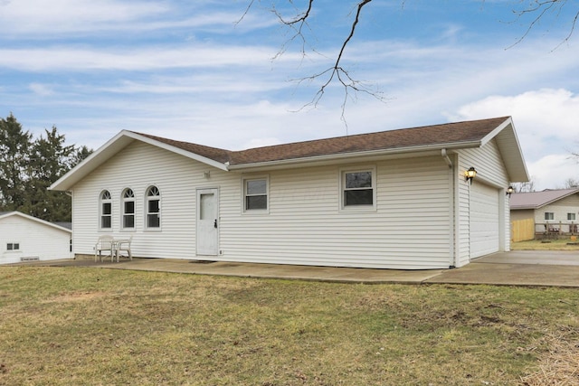 view of front of house with a garage and a front yard