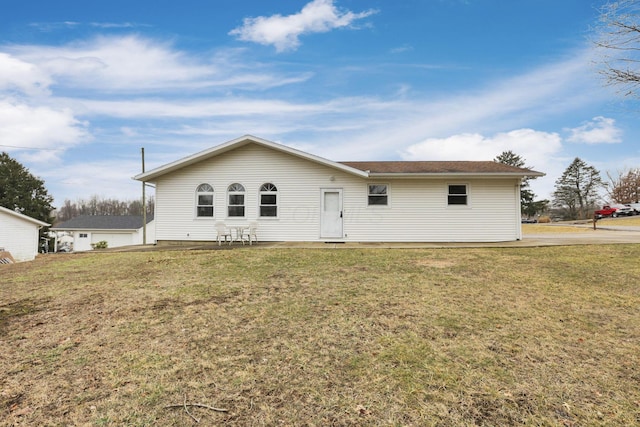 view of front facade with a front lawn