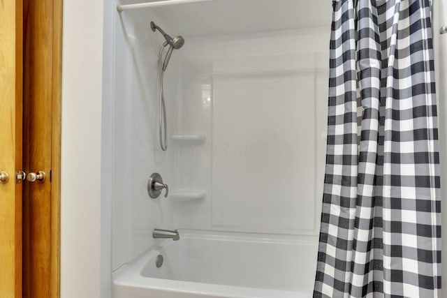 bathroom featuring shower / tub combo