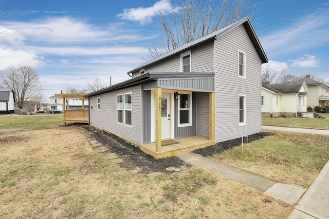 view of front of property featuring a front yard