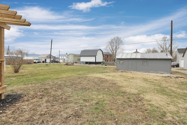 view of yard with an outbuilding