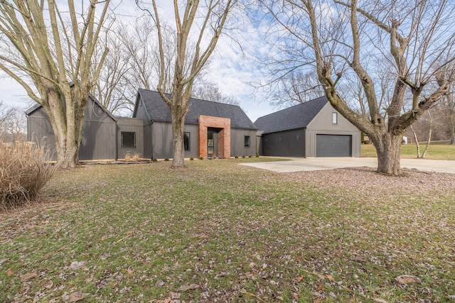 view of front facade featuring a garage and a front yard