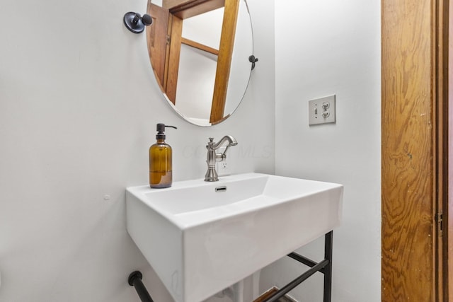 bathroom featuring sink