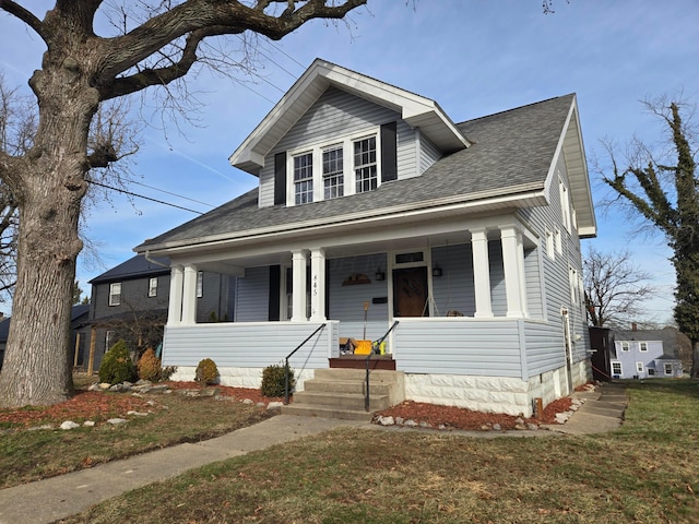 view of front facade featuring a front yard and covered porch