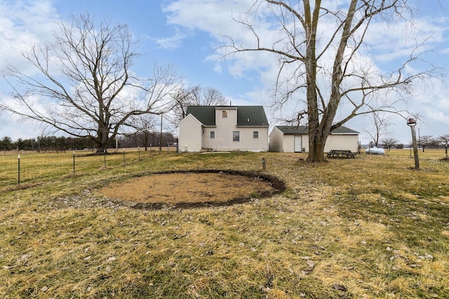 view of yard featuring a rural view