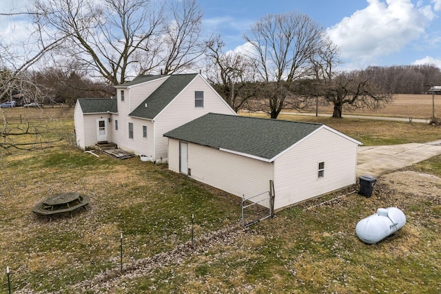 view of side of property featuring a lawn