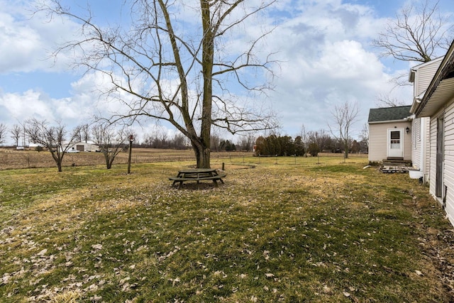 view of yard featuring a rural view