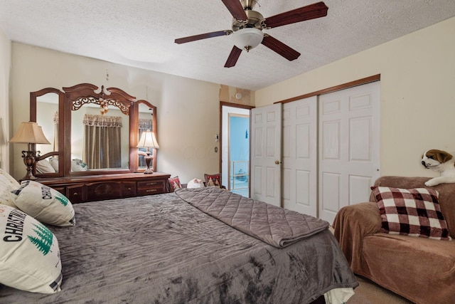 bedroom with ceiling fan, a textured ceiling, and a closet