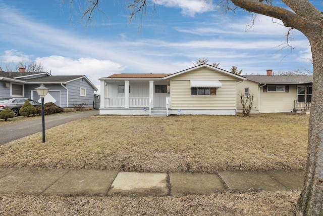 view of front of property with a front lawn and covered porch